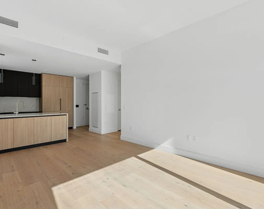 Hell’s Kitchen 43rd Street - Photo Thumbnail 7