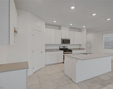 8454 Vacarez Drive - Photo Thumbnail 16