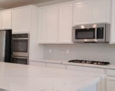 12348 Harbor Isle Avenue - Photo Thumbnail 6