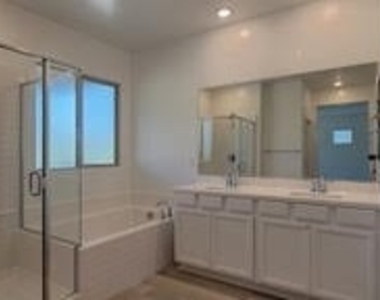12348 Harbor Isle Avenue - Photo Thumbnail 9