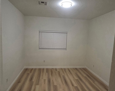 4730 E Craig Road - Photo Thumbnail 3
