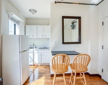 E 14th St - Photo Thumbnail 4