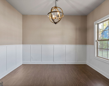 475 Louise Way - Photo Thumbnail 3