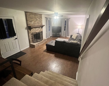 527 University Circle - Photo Thumbnail 9
