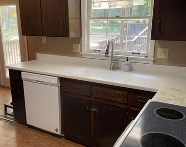 527 University Circle - Photo Thumbnail 13