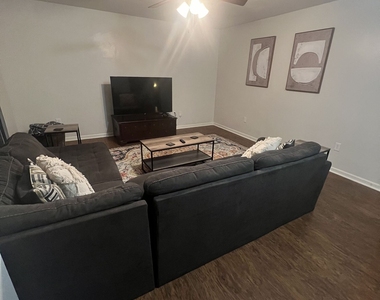 527 University Circle - Photo Thumbnail 1