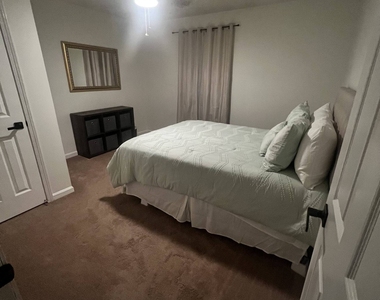 527 University Circle - Photo Thumbnail 5