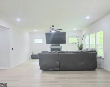 327 Valley Oak Drive - Photo Thumbnail 8