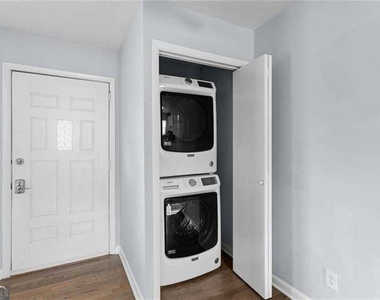 2363 Beverly Lane - Photo Thumbnail 6