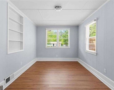 2363 Beverly Lane - Photo Thumbnail 12
