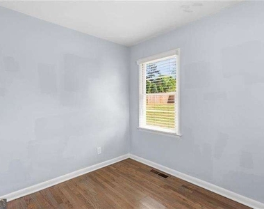 2363 Beverly Lane - Photo Thumbnail 20