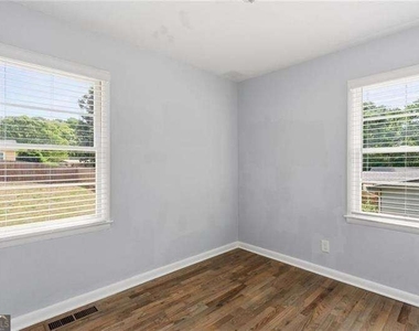 2363 Beverly Lane - Photo Thumbnail 18