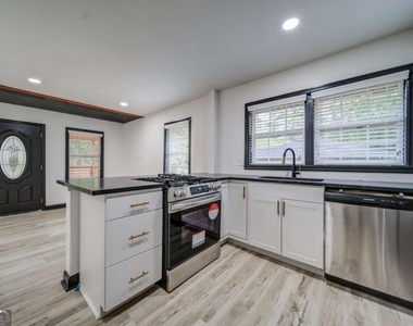 2020 Marvin Lane Sw - Photo Thumbnail 9