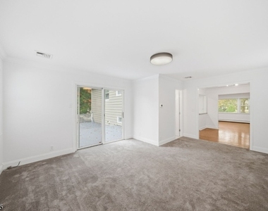 10 Lloyd Ave - Photo Thumbnail 16