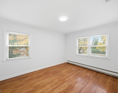 10 Lloyd Ave - Photo Thumbnail 24