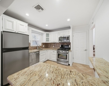 10 Lloyd Ave - Photo Thumbnail 9