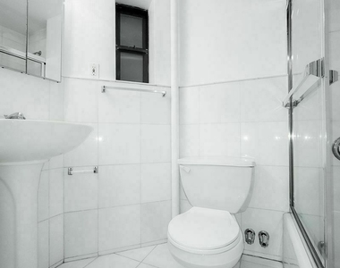 East 85 Street - Photo Thumbnail 3