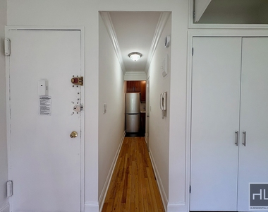 East 85 Street - Photo Thumbnail 1