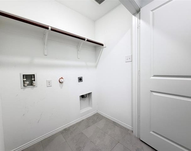1717 Round House Lane - Photo Thumbnail 15