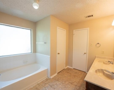 831 Ash Grove Lane - Photo Thumbnail 2