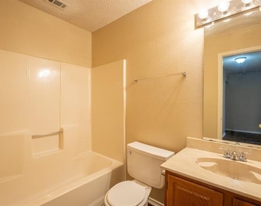 831 Ash Grove Lane - Photo Thumbnail 5