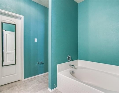 8633 Star Thistle Drive - Photo Thumbnail 17