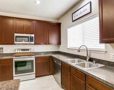 8633 Star Thistle Drive - Photo Thumbnail 10