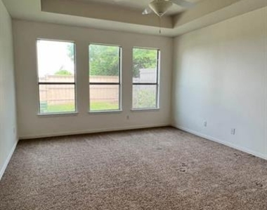 1912 Van Landingham Drive - Photo Thumbnail 6