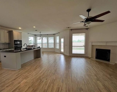 1912 Van Landingham Drive - Photo Thumbnail 2