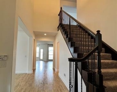 1912 Van Landingham Drive - Photo Thumbnail 5