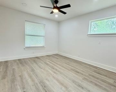 1814 Martin Luther Drive - Photo Thumbnail 16