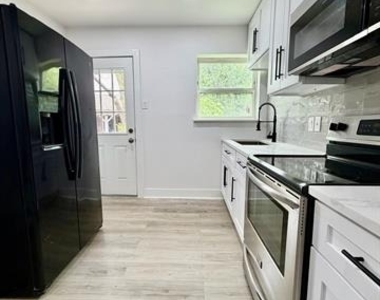 1814 Martin Luther Drive - Photo Thumbnail 6