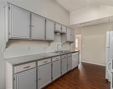 588 Lake Forest Drive - Photo Thumbnail 4