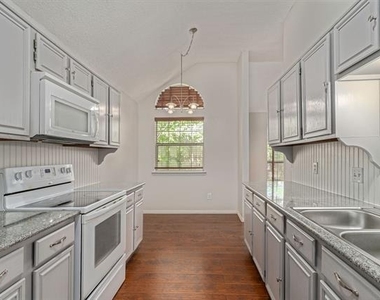 588 Lake Forest Drive - Photo Thumbnail 5