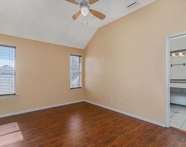 588 Lake Forest Drive - Photo Thumbnail 13
