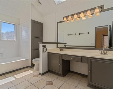 588 Lake Forest Drive - Photo Thumbnail 14
