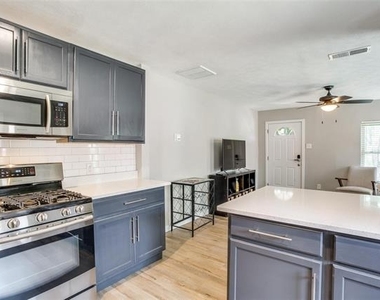 408 N Oak Cliff Boulevard - Photo Thumbnail 2