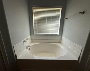 5409 Wagon Wheel Avenue - Photo Thumbnail 11