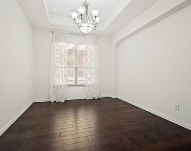 123 Derby Lane - Photo Thumbnail 5