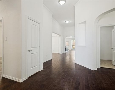 123 Derby Lane - Photo Thumbnail 2