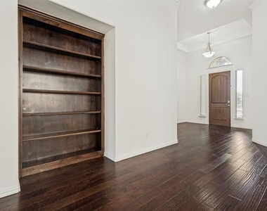 123 Derby Lane - Photo Thumbnail 4