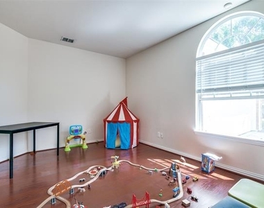 4323 Kettering Drive - Photo Thumbnail 5