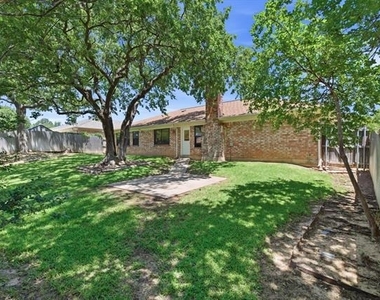 720 Huntwich Drive - Photo Thumbnail 23