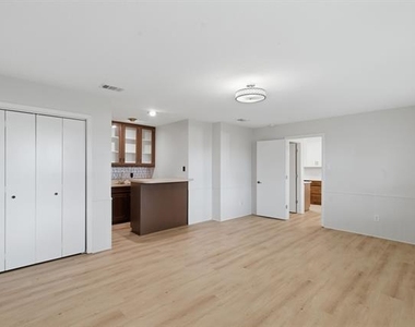 720 Huntwich Drive - Photo Thumbnail 12