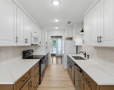 720 Huntwich Drive - Photo Thumbnail 8