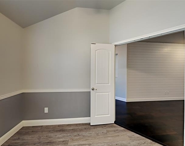 1103 Bexar Avenue - Photo Thumbnail 12
