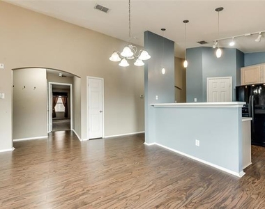 1528 Silver Spur Drive - Photo Thumbnail 5