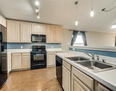 1528 Silver Spur Drive - Photo Thumbnail 4
