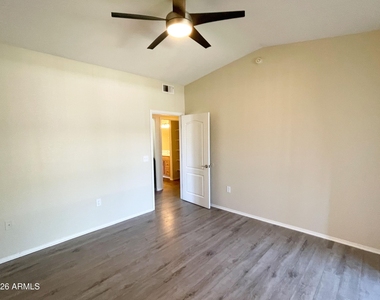 2929 W Yorkshire Drive - Photo Thumbnail 13