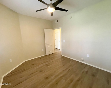 2929 W Yorkshire Drive - Photo Thumbnail 20